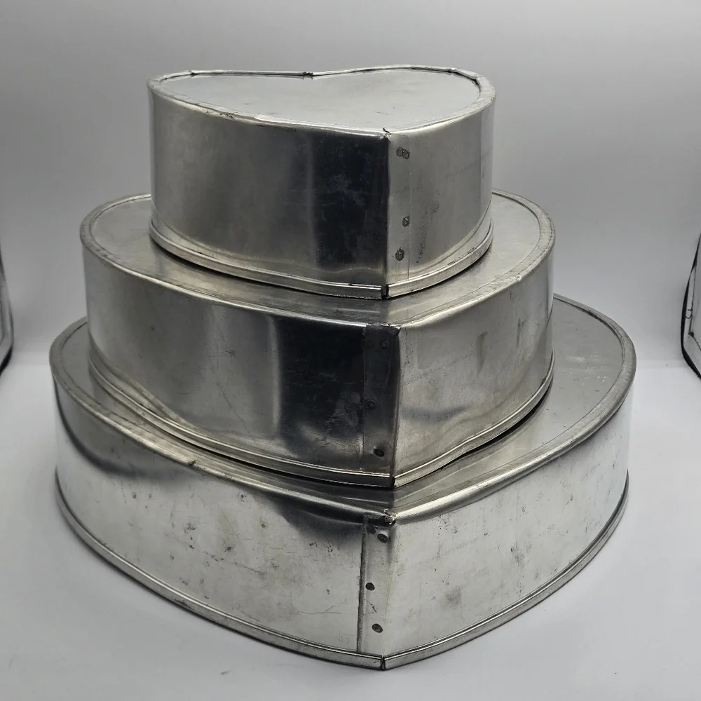 Vintage 3 pc set Metal Heart Shaped Cake Pans Mold Primitive Rustic Farmhouse